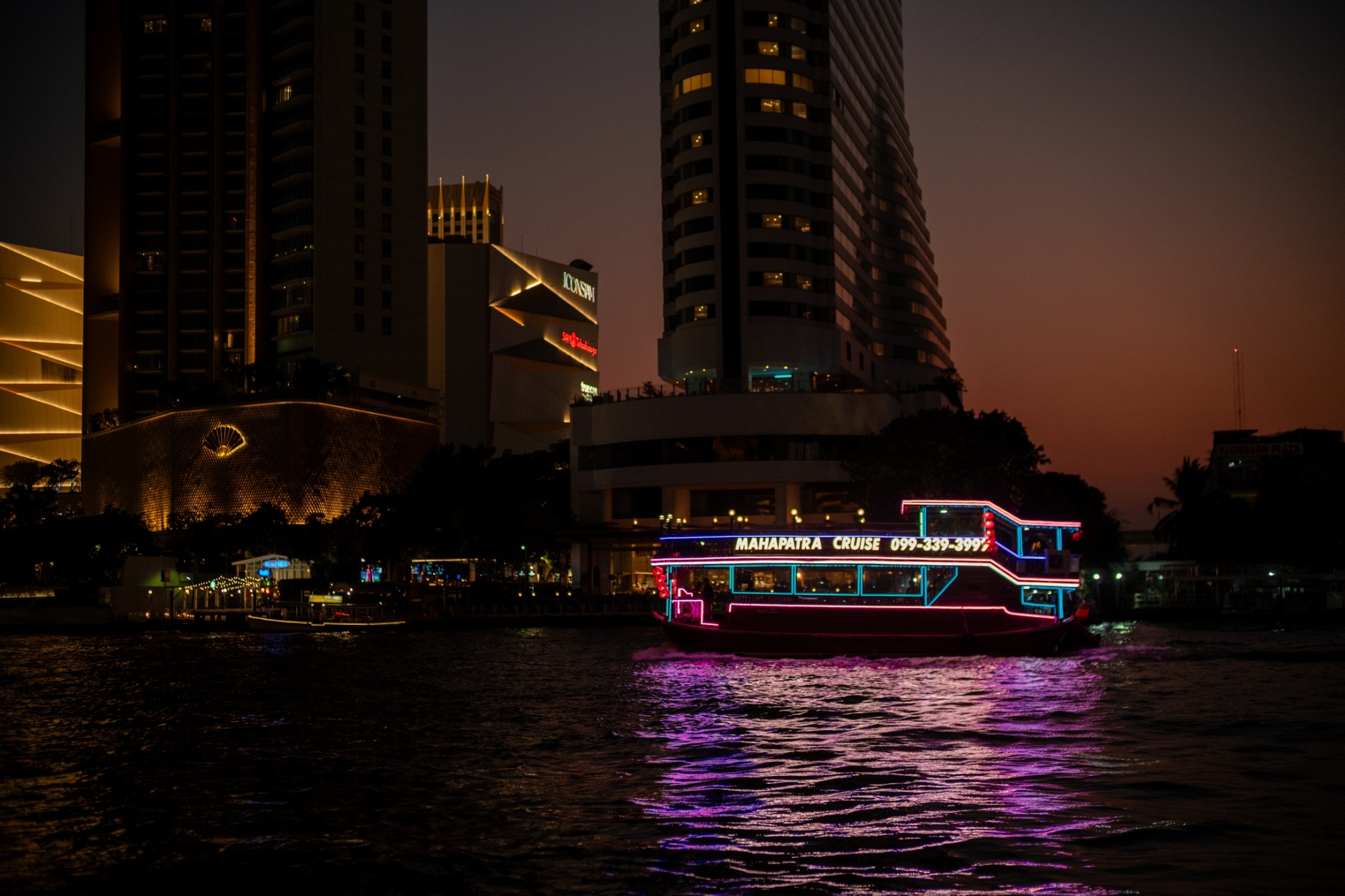 ล่องเรือชมวิวแม่น้ำเจ้าพระยากลางคืน